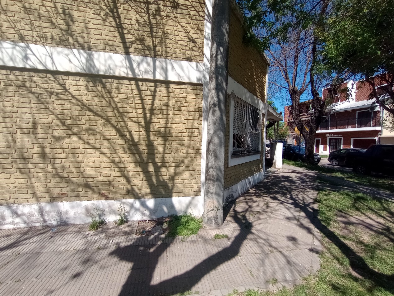 CASA A LA VENTA EN ESQUINA - ZONA JERARQUICOS