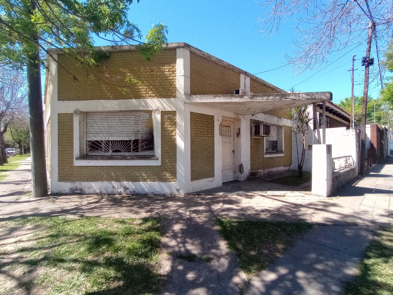 CASA A LA VENTA EN ESQUINA - ZONA JERARQUICOS