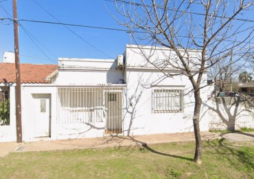 CASA A LA VENTA UNA CUADRA AL ESTE DE BLAS PARERA
